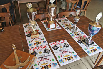 Es ist bereitet, die Siegerehrung kann beginnen!